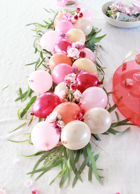 Balloon And Flower Centerpieces, Rosé Party, Balloon Table Runner, Balloons And Flowers, Eucalyptus Centerpiece, Balloon Centerpiece, Centerpiece Diy, Deco Ballon, Diy Calligraphy