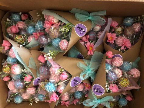 Cake Pop Treat Boxes, Mother’s Day Cake Pops, Cake Pops Bouquet, Cake Pop Boxes, Cake Pop Bouquet, Deserts Cupcakes, Valentine Cake Pop, Strawberry Stuff, Cute Halloween Treats