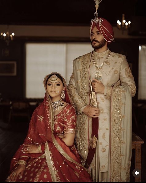 Groom Indian Wedding Outfits, Sikh Wedding Photography, Punjabi Wedding Couple, Sherwani For Men Wedding, Sikh Bride, Indian Wedding Poses, Bride Photos Poses, Bride And Groom Outfits, Indian Bridal Jewellery