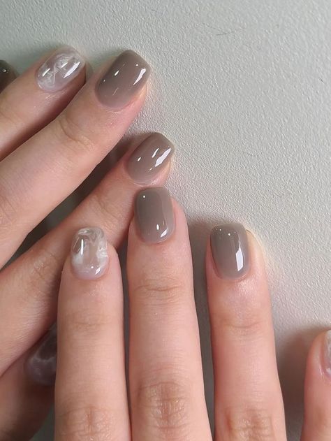 short, glossy, gray and marble nails Gray Nail Designs, Grey Gel Nails, Simple Toe Nails, Gray Nail, Grey Nail Art, Silver Nail Designs, Grey Nail Designs, Minimal Nails Art, Retro Nails