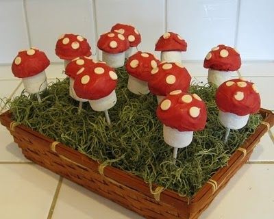 marshmallow/ half a donut hole/ red chocolate and white chocolate drops = toadstool domallowpops? Garden Theme Birthday, Wii Party, Mushroom Cake, Woodland Party Theme, Red Mushrooms, Cute Marshmallows, Ben And Holly, Baby Shower Woodland Theme, Themed Desserts