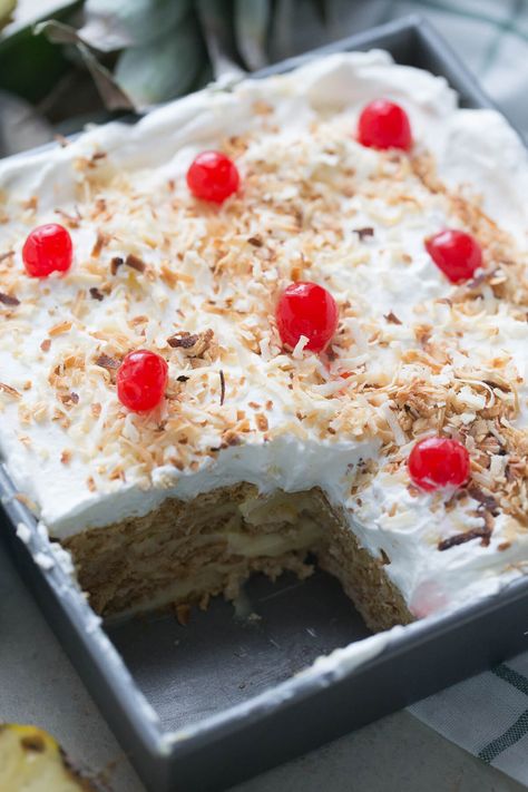 An ice box cake is the perfect no bake cake and this pina colada is a great summer version! Pina Colada Icebox Cake, Pineapple Custard, Pina Colada Ice Cream, Pan Desserts, Ice Box Cake, Icebox Cakes, Icebox Desserts, Box Cakes, Icebox Cake Recipes