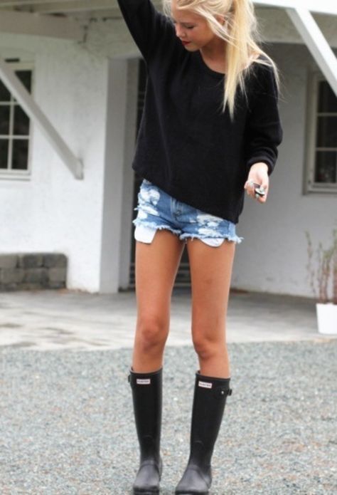 I have these boots and I've been trying to figure out how to wear them with shorts because Florida won't let me wear pants just because it's raining. Love this!! Cute Rain Boots Outfit, Rain Boot Outfit, Cute Rain Boots, Hunter Boot, Boating Outfit, Hunter Rain Boots, Mode Chic, Look Vintage, Short Shorts