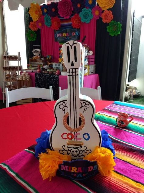 centros de mesa de coco guitarra Disney Coco Centerpiece Ideas, Coco Decorations Party, Coco Centerpiece Ideas, Coco Birthday Party Ideas For Boys, Coco Birthday Party, Coco Birthday, Coco Party, Birthday Party Treats, Fiesta Birthday Party