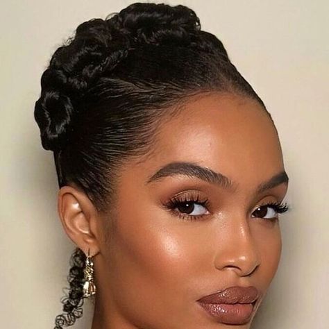 Yara (The face) Shahidi on Instagram: "A Mug" Yara Shahidi Photoshoot, Yara Shahidi Makeup, Fresh Skin Makeup, Yara Shahidi Hairstyles, Yara Shahidi, Wedding Glam, Fresh Skin, Hair Shows, African American Hairstyles