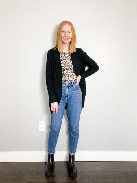 woman stnading Black Cardigan Outfit Ideas, Cardigan Outfit With Jeans, Boots With Mom Jeans, Black Cardigan Outfit Casual, Jeans With Chelsea Boots, Long Black Cardigan Outfit, Cardigan Outfit Casual, Black Cardigan Outfit, Cardigan Ideas