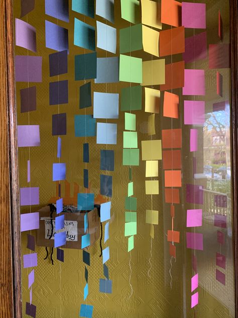 معرض فني, Art Classroom Decor, Tile Shower Ideas, Paper Garland, Diy Home Decor Easy, Tile Shower, School Decorations, Art Party, Art Classroom