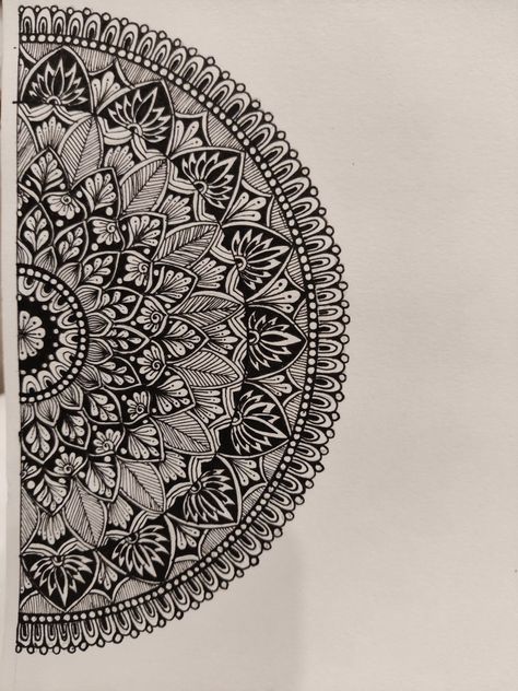 Handmade Circle Mandala Drawing, Semi Circle Mandala, Circle Mandala Design, Sacred Geometry Art Mandalas, Drawing In Circle, Doodle Mandala, Mandala Sketch, Circle Mandala, Diy Mandala