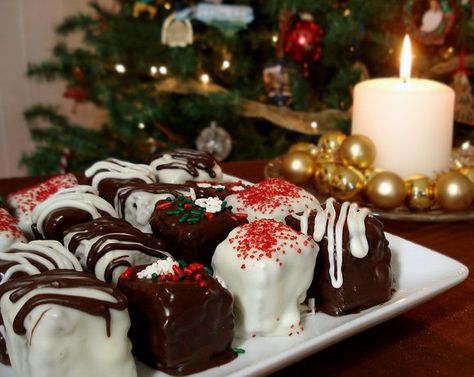 Chocolate-Dipped Brownie Bites: Just when you thought brownies couldn't get any better... Toh Christmas, Brownie Bites Recipe, Christmas Food Treats, Chocolate Bites, Brownie Bites, Brownies Recipe, Chocolate Coating, Brownie Bar, Double Chocolate