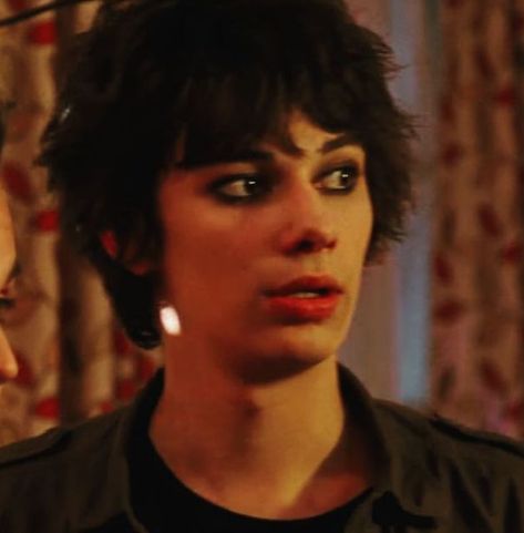 Rodrik Heffley Eyeliner, Roderick Eyeliner, Rodrick With Eyeliner, Emo Eyeliner Men, Rodrick Makeup, Roderick Heffley Eyeliner, Rodrick Heffley Aesthetic Icon, Rodrick Heffley With Eyeliner, Rodrick Heffley Makeup