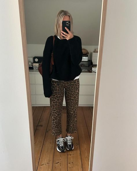 mum_mode_and_surgery | Bon we ! Pull cachemire (old) @zara #zara #zarawoman #zaraoutfit Pantalon @bysandrineparis Baskets 530 @newbalance Sac @celine | Instagram Zara Outfit, Zara Women, Capsule Wardrobe, Baskets, Zara, My Style, Wardrobe, How To Wear, Instagram