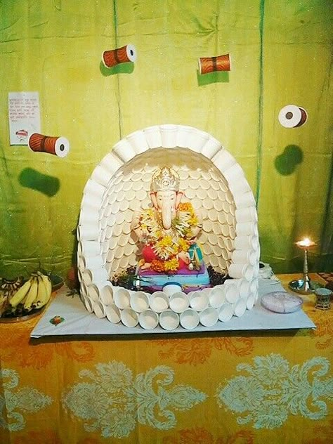 Made of paper cups Paper Cup Decoration Ideas For Ganpati, Cup Ganpati Decoration, Paper Cup Backdrop, Cup Decoration Ideas For Ganpati, Paper Cup Decoration Ideas, Creative Ganpati Decoration At Home, Eco Friendly Ganpati Decoration, Arti Thali Decoration, Ganpati Decoration Theme