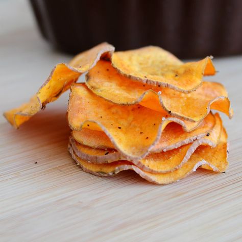 Sweet Potato Chips {in the microwave!} Homemade Sweet Potato Chips, Microwave Potato Chips, Microwave Sweet Potato, Yummy Sweet Potatoes, Sweet Potato Chips, Vegetable Slicer, Paleo Snacks, Microwave Recipes, Think Food