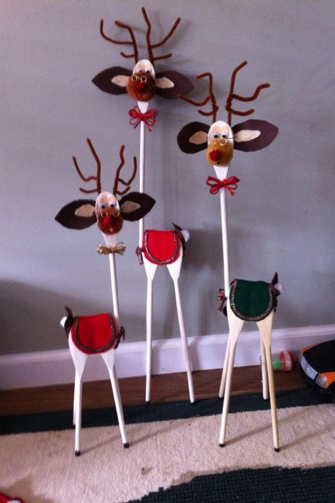 reindeer made out of wooden spoons!!! Diy Snowman Hat, Wooden Spoon Crafts, Reindeer Craft, Spoon Crafts, Wooden Christmas Decorations, Snowman Hat, Diy Snowman, Easy Christmas Crafts, Noel Christmas