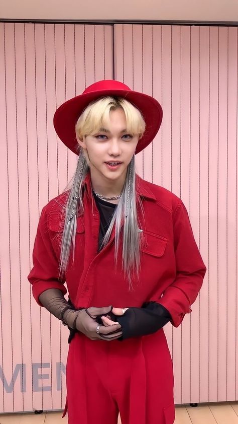 Felix Thunderous, Hyunjin Fancam, Felix Wallpaper, Masculine Men, Eyeliner Looks, Lee Felix, Music For Kids, Felix Stray Kids, Red Outfit