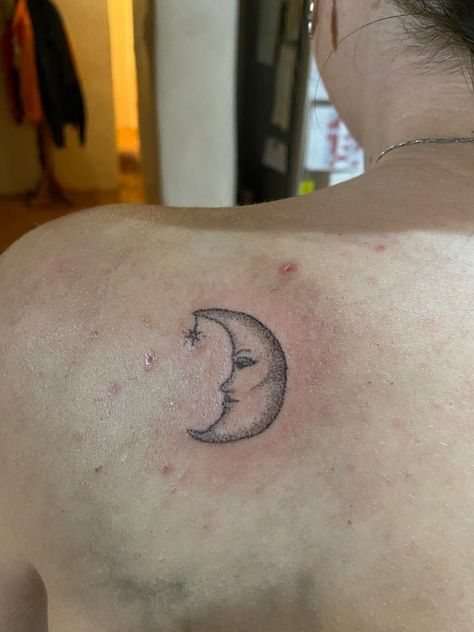 Crescent Moon Tattoo With Face, Moonface Tattoo, Moon Tattoo Hip, Moon Tattoo Crescent, Moon With Face Tattoo, Tattoo Crescent Moon, Tattoo Designs Realistic, Realistic Moon Tattoo, Crescent Moon Tattoo