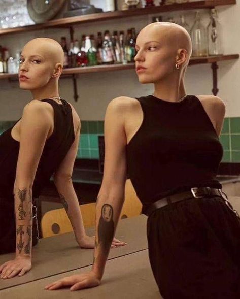 Bald Women Fashion, Donne Calve, Bald Head Women, Shaved Head Women, Bold Women, Buzzed Hair, Bald Girl, Girl Fashion Style, Bald Hair