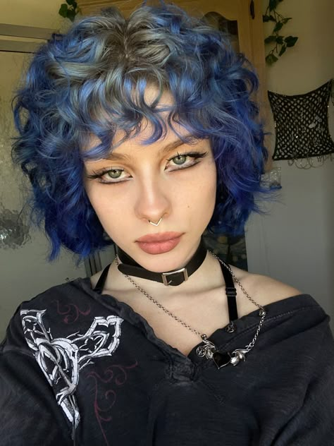 Goth Punk Makeup, Photography Selfie Poses, Selfie Poses Aesthetic, Eyeliner Graphic, Blue Brown Hair, Liner Looks, Eyeshadow Liner, Dyed Curly Hair, Poses Aesthetic