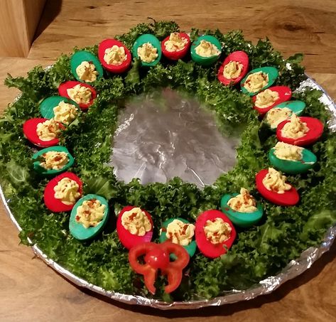 Deviled Eggs Christmas, Grinch Christmas Party Ideas, Holiday Deviled Eggs, Christmas Food Crafts, Devilled Eggs Recipe Best, Egg Christmas, Christmas Party Ideas, Grinch Christmas Party, Egg Wreath