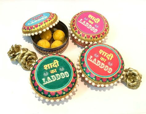 Shaadi Ka Laddoo Sweet Box for Wedding Favors Coin Packing Ideas For Wedding, Coin Packing Ideas, Packing Ideas For Wedding, Fancy Envelopes, Wedding Gift Pack, Creative Wedding Gifts, Bridal Gift Wrapping Ideas, Gifts For Hubby, Packing Ideas