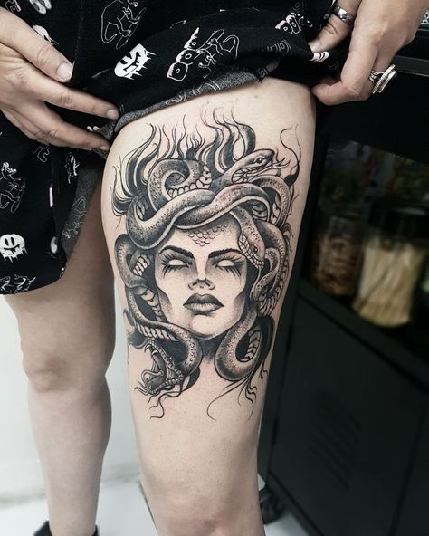 Dragon Traditional, Tato Tradisional, Traditional Ideas, Medusa Tattoo Design, Tattoo Dragon, Greek Mythology Tattoos, Tattoos Geometric, Mythology Tattoos, Medusa Tattoo