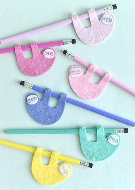 Sweet Sloth Pencil Toppers ⋆ Handmade Charlotte Sloth Diy, Felt Sloth, Pencil Topper Crafts, Sloth Party, Sloth Birthday, 달력 디자인, Handmade Charlotte, Embroidered Felt, Pencil Toppers