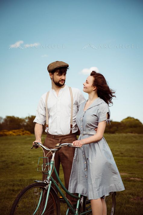 1940s couple Hipster Couple Outfits, Vintage Style Couple Photoshoot, Retro Couple Outfits, Retro Couple Photoshoot, Vintage Couple Photoshoot, 1940s Couple, Vintage Couples Photoshoot, 1950s Fashion Men, Outfit 50s