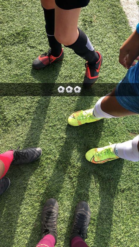 Football Accessories, Snap Friends, Soccer Drills, Soccer Funny, Pink Boots, Soccer Girl, Soccer Pictures, Fake Pictures, Womens Football