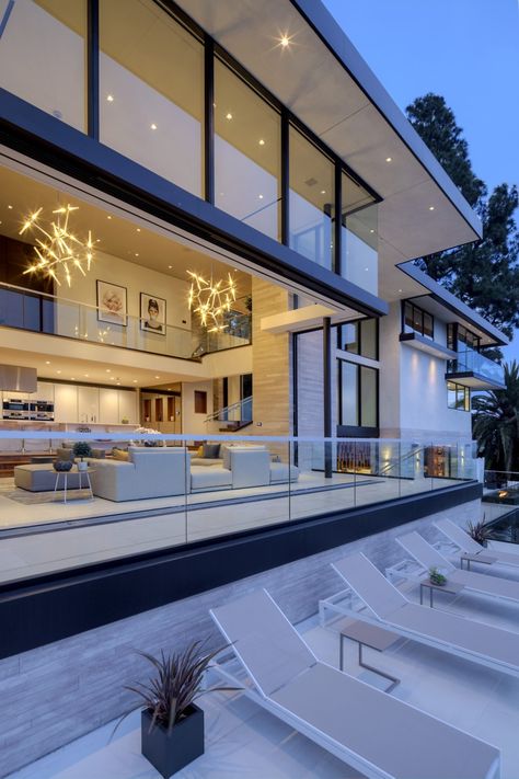 Dream Home California, Open Courtyard House, La House Aesthetic, Modern House Los Angeles, Los Angeles Luxury Homes, Los Angeles Houses, Los Angeles Mansions, Los Angeles Hills Houses, Beverly House