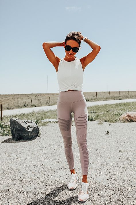 Lauren Kay Sims | My Top Activewear Picks From the Nordstrom Anniversary Sale Workout Crop Top Outfit, Blush Leggings Outfit, Running Outfit Summer, Active Wear Outfits Summer, Cute Exercise Outfits, Cute Running Outfits, Cute Workout Outfits For Women, Run Outfit, Gym Workout Clothes