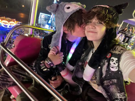 Trans Couple Photoshoot, Grunge Couple Costume, Alt Gf And Nerd Bf, Grunge Couple Kiss, Two Guys Aesthetic, Us Core Couple, Emo Boyfriend Aesthetic, Punk Couple Aesthetic, Unhinged Pictures