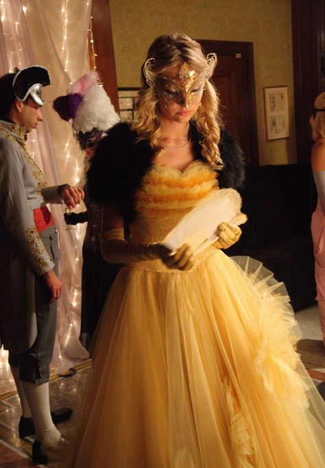 Masquerade Party Aesthetic, Jenny Humphrey Outfits, Masquerade Ball Aesthetic, Mascarade Ball, Gossip Girl Party, Gossip Girl Season 1, Vanessa Abrams, Estilo Gossip Girl, Masquerade Prom