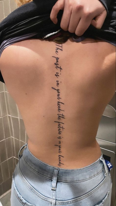 Back Tattoo Quotes, Spine Tattoo Quotes, Spine Tattoo Ideas, Tato Minimal, Cursive Tattoos, Meaningful Tattoo Quotes, Tattoo Schrift, Tattoo Quotes For Women, Spine Tattoos For Women