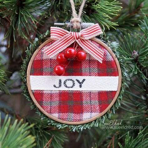 A Quick and Easy DIY Holiday Ornament. Make it a personal memory with a piece of fabric or flannel from a “special” shirt. Diy With Embroidery Hoop, Embroidery Country, Hoop Crafts, 3d Crafts, Wood Embroidery, Tree Inspiration, Embroidery Hoop Crafts, Holiday Embroidery, Memory Crafts