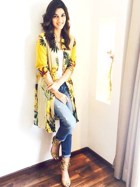 She is soo pretty!I LOVE HER DRESS! Shrugs With Jeans, Shrug For Dresses, Western Wear Outfits, Womens Fashion Casual Outfits, Jeans Outfit Casual, Kriti Sanon, Indian Designer Wear, Churidar, Trendy Fashion Women