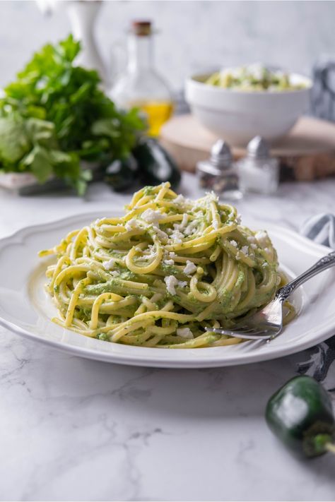 This green spaghetti recipe combines perfectly cooked spaghetti with a rich, fresh, and creamy sauce made up of fresh cilantro... Mexican Green Spaghetti Recipe, Spaghetti Dinner Ideas, Green Spaghetti Recipe, Spaghetti Verde, Creamy Jalapeno Sauce, Roasted Poblano Peppers, Creamy Jalapeno, Jalapeno Sauce, Roasted Jalapeno