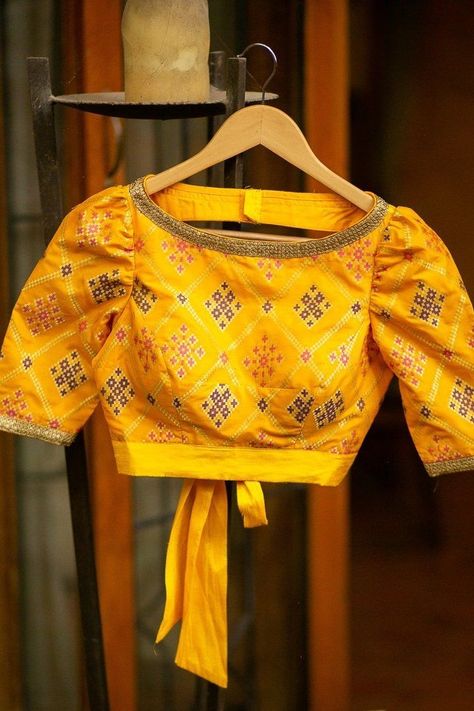 Brocade Blouse Designs Pattern Fashion Styles, Yellow Blouse Design, Yellow Blouse Designs, Blouses 2020, Bridal Blouse Design, Normal Blouse, Sari Blouses, Brocade Blouse Designs, Saree Styling