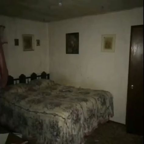 Bedroom Liminal Space, Rotting In My Room Core, Creepy House Aesthetic, Creepy Room Aesthetic, Liminal Space Room, Dreamcore Bedroom, Liminal Space House, Liminal Bedroom, Dreamcore House