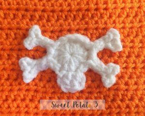 Skull & Crossbones - Free Crochet Applique Pattern ~ Sweet Potato 3 Crochet Skull And Crossbones Pattern, Halloween Appliques Crochet, Crochet Applique Patterns Free Simple, Crochet Halloween Applique, Free Crochet Applique Patterns, Alt Crafts, Crochet Skull Patterns, Crochet Appliqué, Different Crochet Stitches