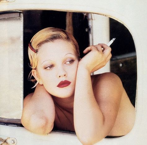 Drew Barrymore 90s, Oh My Goddess, Fest Outfits, Ellen Von Unwerth, Look Retro, Drew Barrymore, Divine Feminine, Pretty Woman, Pretty People