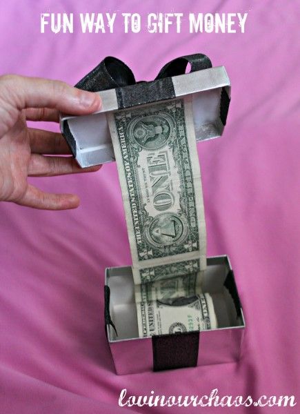 Another fun way to give money.  Could attach a small gift  to the end of the money line. Folding Money, Gift Money, Creative Money Gifts, Ge Bort, Christmas Money, Money Origami, Cash Gift, Money Gift, Birthday Gift Ideas