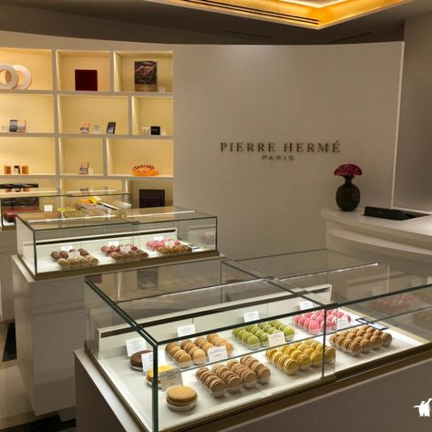 Située au cœur d’un hôtel de luxe à Marrackech, la boutique Pierre Hermé est une expérience à vivre. Dans un lieu raffiné, tout autant que les créations Pierre Hermé, la rencontre avec les pâtisseries iconiques s’avère gourmande et savoureuse.
#vitrinepatisserie
#patisseriemarrackech
#agencementmagasin
#ocf Chocolate Store Design, Caffe Design, Boutique Patisserie, Hotel Restaurant Design, Cafe Display, Patisserie Design, Bakery Shop Design, Bakery Interior, Chocolate Stores