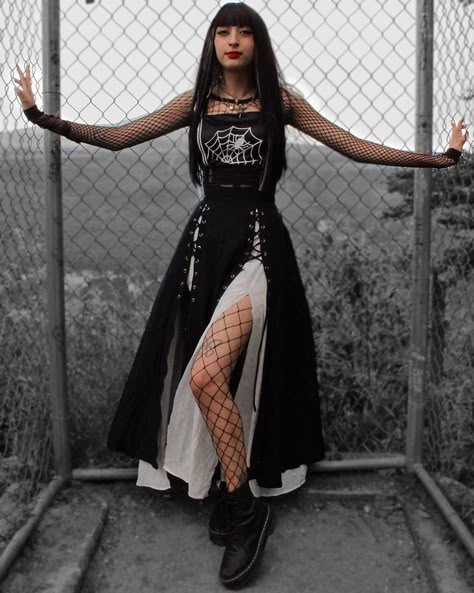 Gothic Gym Outfit, Black And White Goth Outfit, Black Gothic Outfit, Goth Skirt, Dark Beauty Fashion, Goth Outfit Ideas, Instagram Outfits, Formal Style, Black White Fashion