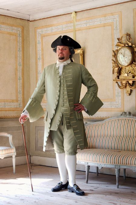 Colonial Clothing, Dance Men, 18th Century Mens Fashion, Military Costume, Green Suit Men, Court Room, Victorian History, Man Socks, Military Costumes