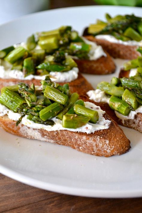 Asparagus Bruschetta, Bruschetta Crostini, Lemon Goat Cheese, Recipes With Parmesan Cheese, Crostini Appetizers, Caviar D'aubergine, Grilled Bruschetta, Cafe Delites, Bruschetta Chicken