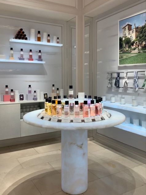 Fragrance Display Ideas, Perfume Wall, Fragrance Shop Interior Design, Perfume Stand Display, Perfume Retail Display, Candle Display Retail, Fragrance Retail, Fragrance Display, Perfume Stand