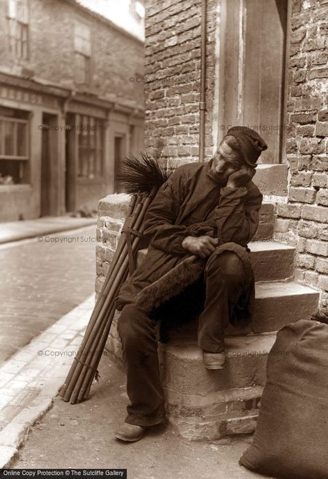 Victorian Chimney Sweep, Sepia Photography, Tudor History, Chimney Sweep, English History, Old London, Pictures Of People, British History, Coventry