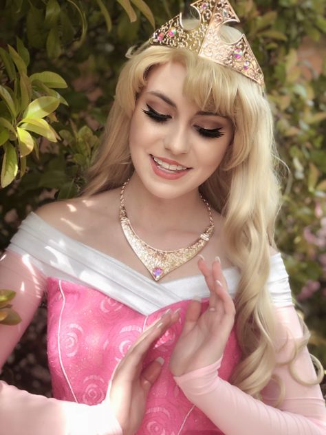 Instagram: @miss_leena_royer Rory Hairstyles, Sleeping Beauty Makeup, Aurora Makeup, Aurora Cosplay, Disney Princess Cosplay, Princess Makeup, Cosplay Inspo, Alice Angel, Disney Face Characters