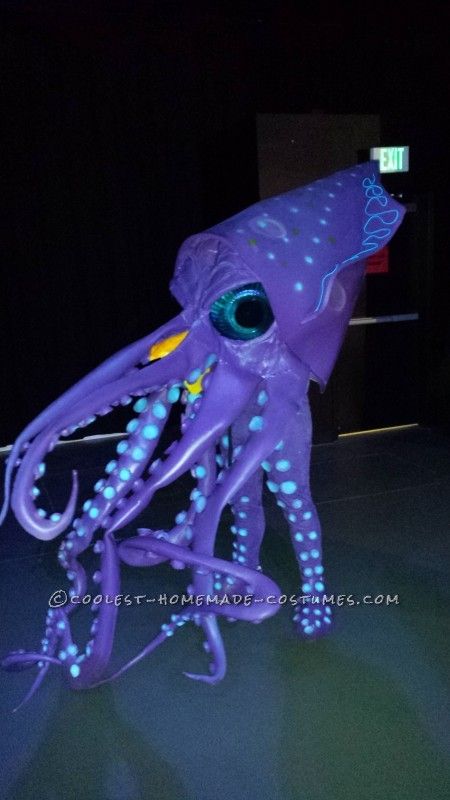 Homemade Amazing Giant Squid Costume Willow Lanterns, Snake Face Paint, Squid Costume, Sea Creature Costume, Octopus Costume, Pirate Party Decorations, Plastic Ocean, Destination Imagination, Haunted Hayride