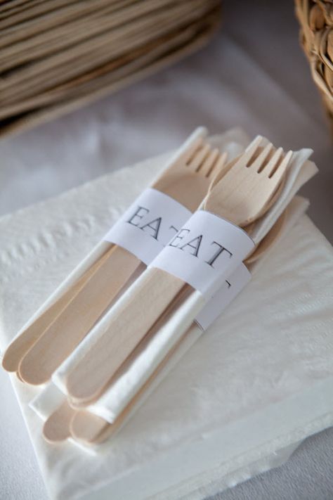 Soup Restaurant, Chic Photography, Takeaway Packaging, Souvenir Wedding, Picnic Box, Picnic Essentials, Bakery Supplies, Wooden Cutlery, Venue Decor